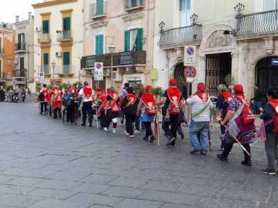 Il �soprannome� stesso rivela la loro provenienza. Si tratta infatti di un termine abruzzese pronunciato dai giovani per chiamare anziani e sconosciuti in segno di rispetto e poi andato a identificare i devoti che, a piedi o a bordo di carretti, partivano dalle zone montuose per raggiungere il capoluogo pugliese